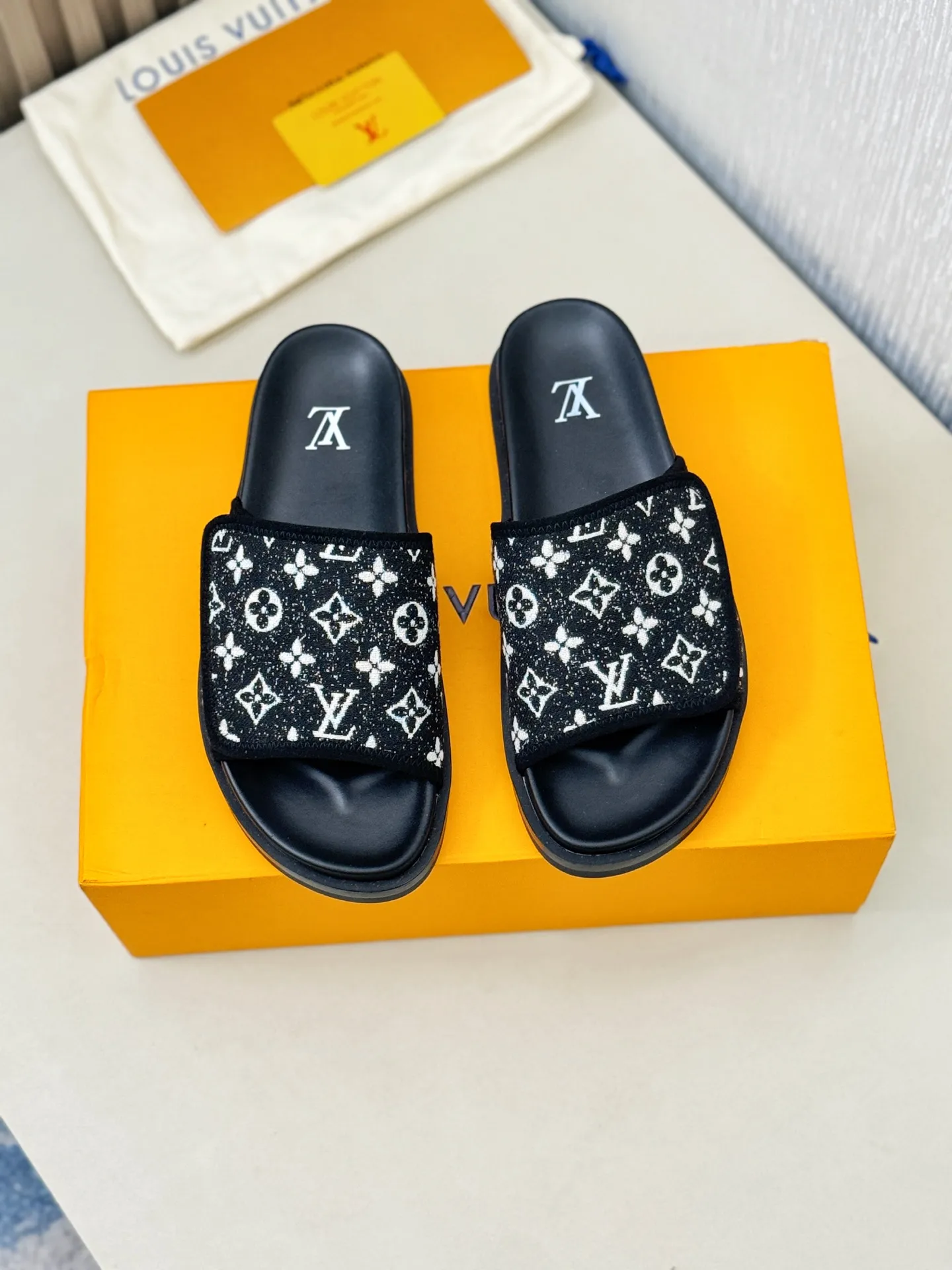 [L Home] P: 340💰Size: 38-45 Top purchasing agent lv men's summer slippers, classic presbyopia with Velcro, soft real leather lining, unique color splicing effect, distinctive personality, fashionable and trendy essential style, light and comfortable. Lightweight and tough rubber insole, micro ridged foam outsole, super comfortable!